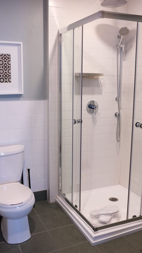 Classic Studio, 1 Queen Bed (303) | Bathroom | Shower, rainfall showerhead, free toiletries, hair dryer
