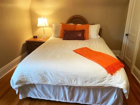 Deluxe Room, 1 Queen Bed | Premium bedding, down comforters, pillowtop beds, individually decorated
