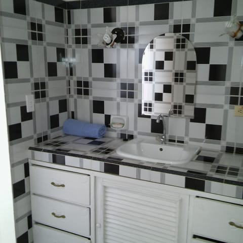 Standard Room | Bathroom | Shower, free toiletries, hair dryer, bidet