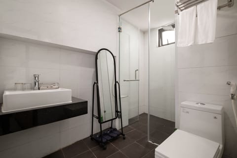 Deluxe Double or Twin Room | Bathroom sink