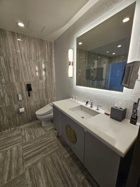 Medallion Room (Lounge Access) | Bathroom | Separate tub and shower, free toiletries, hair dryer, slippers