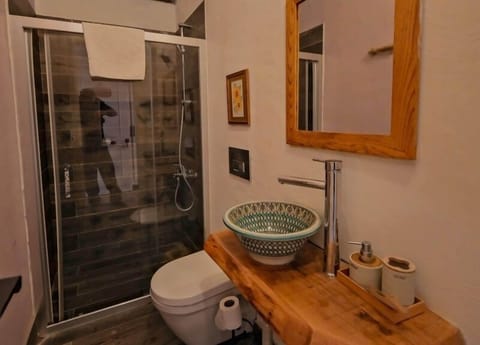 Economy Room | Minibar, blackout drapes, soundproofing, free WiFi