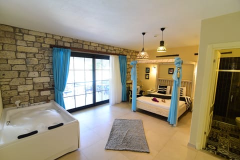 Deluxe Room, 1 Queen Bed | Minibar, blackout drapes, soundproofing, free WiFi