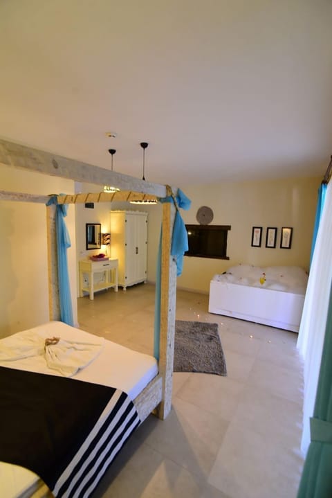 Deluxe Room, 1 Queen Bed | Minibar, blackout drapes, soundproofing, free WiFi
