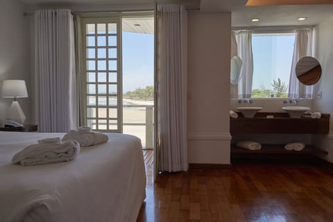 Suite 3 | Premium bedding, minibar, in-room safe, individually decorated