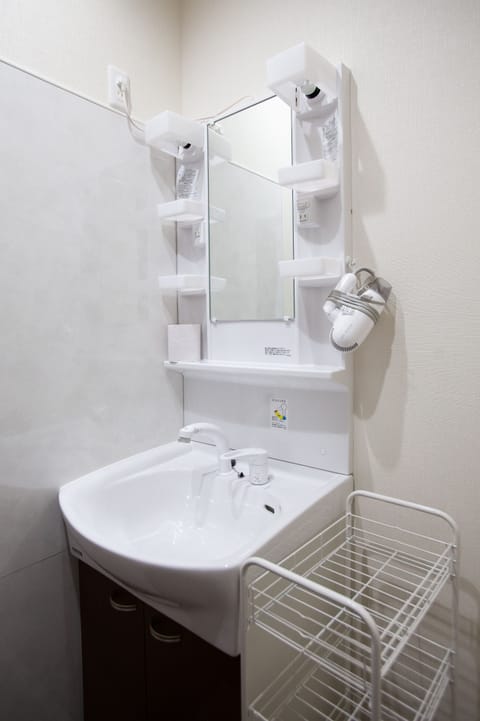 Separate tub and shower, deep soaking tub, free toiletries, hair dryer