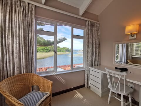 Comfort Townhome, 4 Bedrooms, River View | 4 bedrooms, iron/ironing board, free WiFi, bed sheets