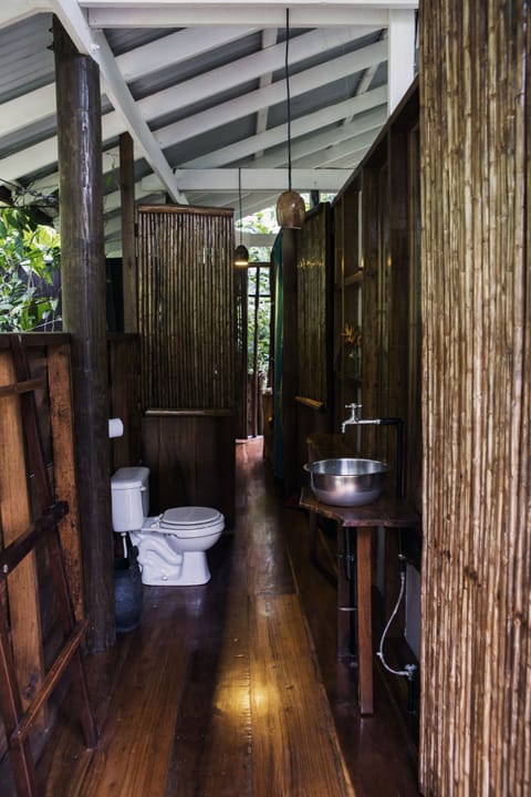 Family Treetop Bungalow | Bathroom | Shower, rainfall showerhead, towels, soap