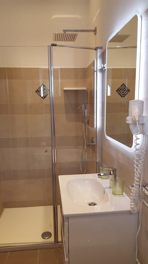 Superior Room, 1 King Bed, Garden View | Bathroom | Shower, rainfall showerhead, hair dryer, bidet