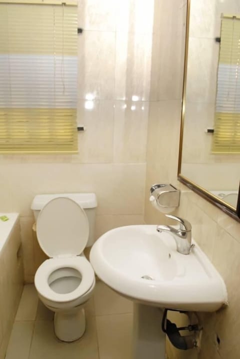 Executive Room | Bathroom | Bathtub, free toiletries, slippers, towels