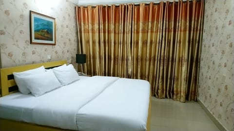 Executive Room | Desk, laptop workspace, free WiFi, bed sheets