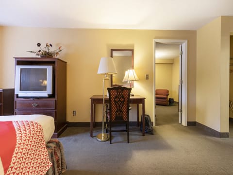 Deluxe Suite, Multiple Beds, Non Smoking | Desk, soundproofing, free WiFi, bed sheets