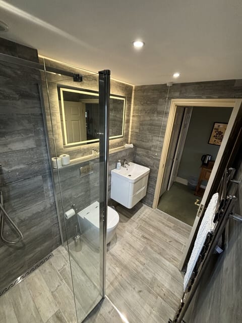 Twin Room, Ensuite | Bathroom