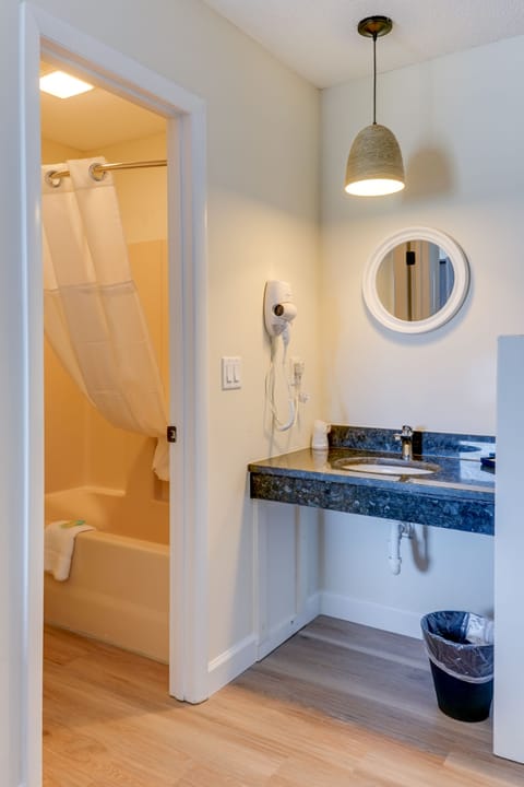 Standard Room, 1 King Bed | Bathroom | Combined shower/tub, hair dryer, towels