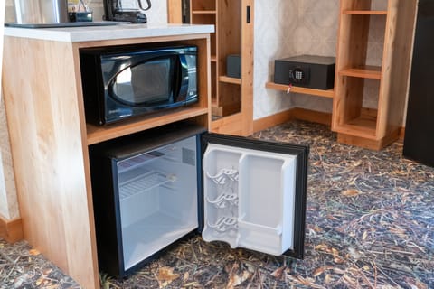 Superior Room, 1 King Bed | Mini-refrigerator