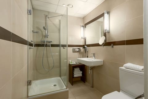 Combined shower/tub, deep soaking tub, eco-friendly toiletries