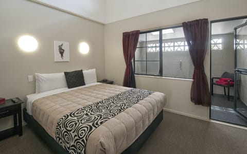 Standard Apartment, 1 Bedroom, Hot Tub | Individually furnished, desk, blackout drapes, iron/ironing board