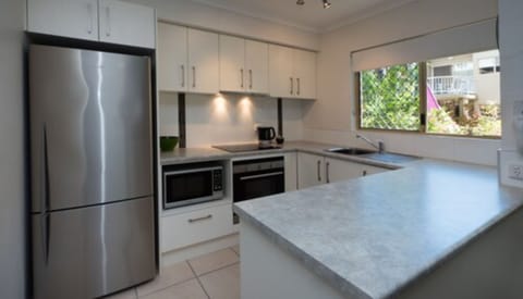 Apartment, 1 Bedroom | Private kitchen | Full-size fridge, microwave, oven, electric kettle