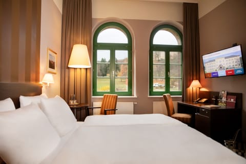 Classic Double Room | Hypo-allergenic bedding, minibar, in-room safe, desk