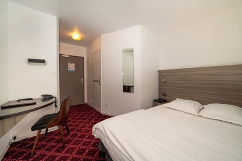 Premium bedding, desk, free cribs/infant beds, free WiFi