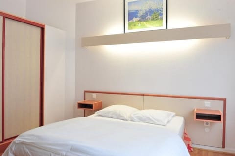 Premium bedding, desk, free cribs/infant beds, free WiFi