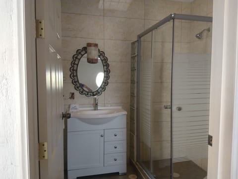 Quetzali | Bathroom shower