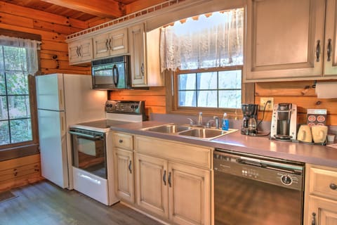 Wild Rose Cabin | Private kitchen | Full-size fridge, microwave, stovetop, coffee/tea maker