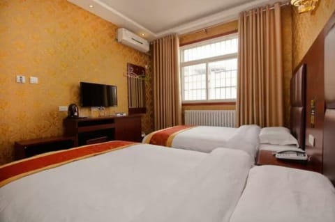 Classic Twin Room | Desk, blackout drapes, free WiFi, bed sheets