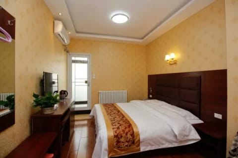 Classic Double Room | Desk, blackout drapes, free WiFi, bed sheets
