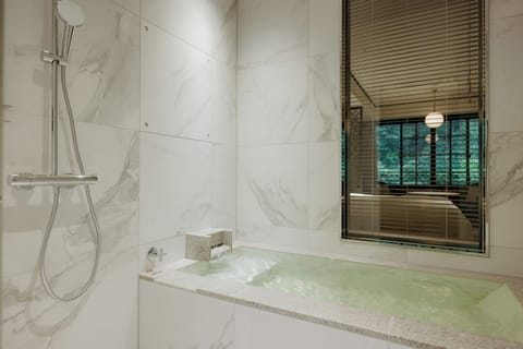 Premier Twin Room | Bathroom | Free toiletries, hair dryer, bathrobes, slippers