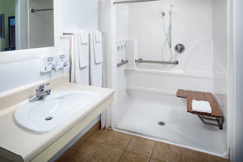 Standard Room, 1 King Bed, Accessible, Balcony | Bathroom | Hair dryer, towels, soap, shampoo