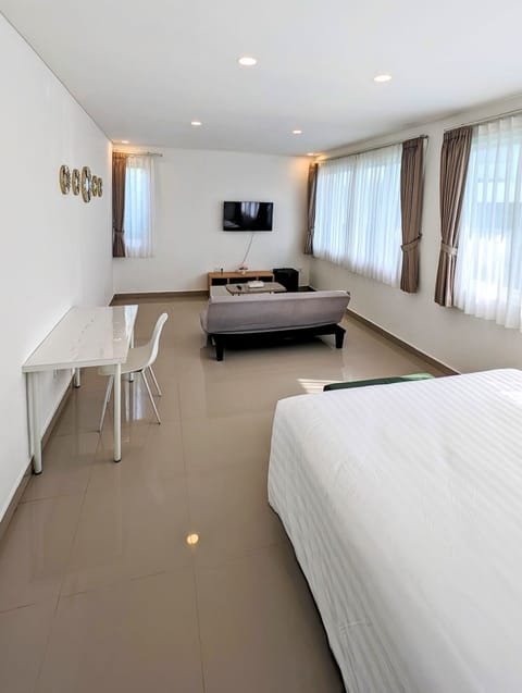 Premium Studio Suite | Premium bedding, pillowtop beds, in-room safe, blackout drapes