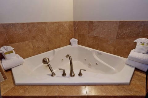 Room, 1 King Bed, Jetted Tub | Bathroom | Free toiletries, hair dryer, towels
