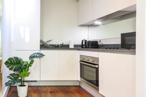 Business Apartment | Private kitchen | Microwave, oven, coffee/tea maker, electric kettle