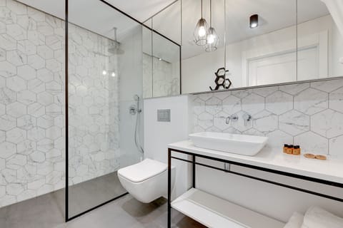 Superior Apartment, 3 Bedrooms, Terrace | Bathroom | Shower, rainfall showerhead, free toiletries, hair dryer