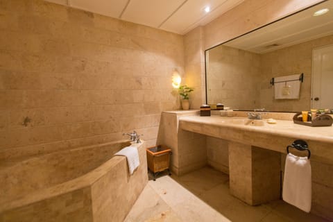 Lagoon View | Bathroom | Separate tub and shower, deep soaking tub, free toiletries, hair dryer