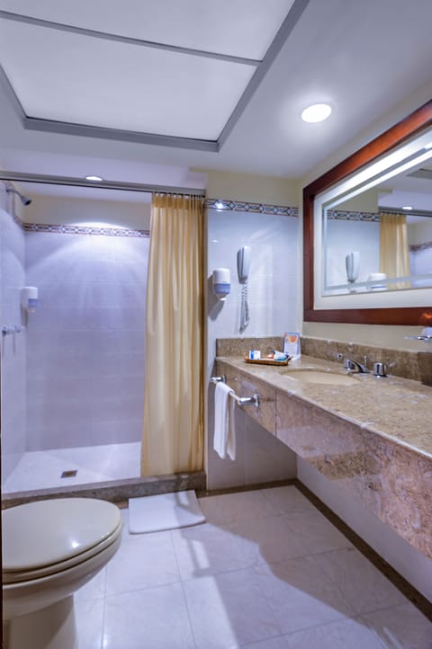 Master | Bathroom | Shower, hair dryer, towels