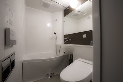 Combined shower/tub, deep soaking tub, free toiletries, hair dryer