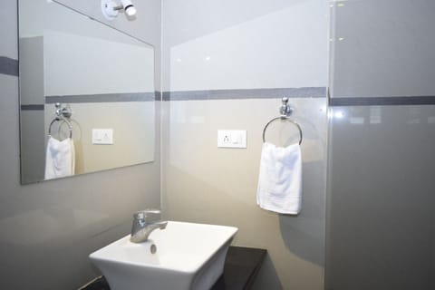 Superior Double Room | Bathroom | Shower, rainfall showerhead, free toiletries, soap