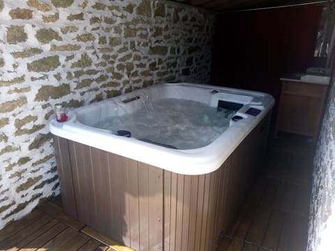 Indoor spa tub