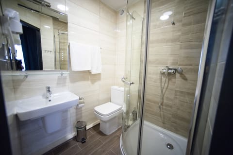 Single Room | Bathroom | Shower, hair dryer, towels, soap