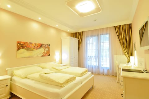 Romantic Double Room, Balcony | Minibar, in-room safe, desk, soundproofing