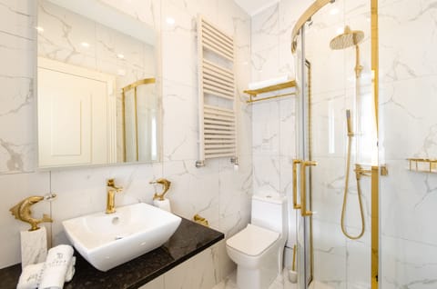 Superior Double Room, 1 Queen Bed, City View | Bathroom | Shower, hydromassage showerhead, designer toiletries, hair dryer