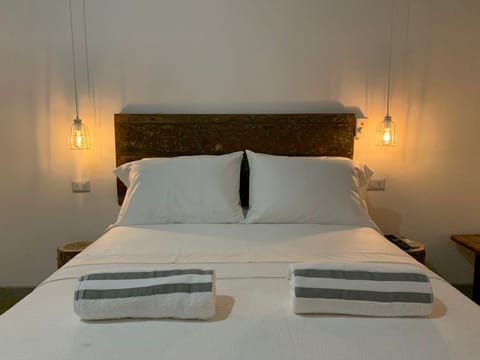 Standard Double Room | Minibar, bed sheets