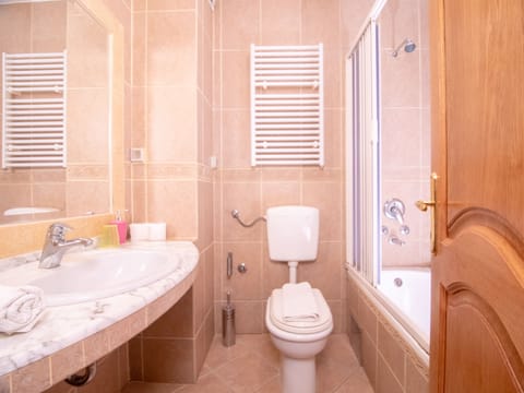 Combined shower/tub, hair dryer, towels