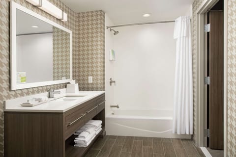 Suite, 1 Bedroom, Non Smoking | Bathroom | Free toiletries, hair dryer, towels