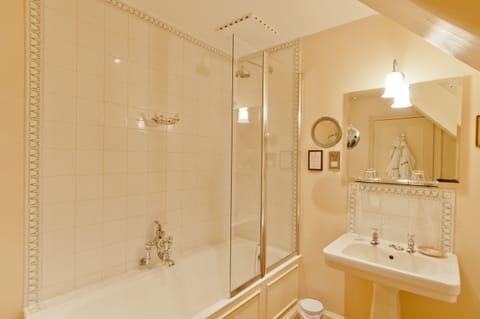 Standard Double Room | Bathroom | Combined shower/tub, free toiletries, hair dryer, bathrobes