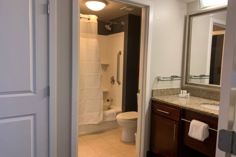 Combined shower/tub, hydromassage showerhead, towels
