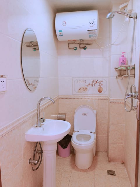 Twin Room | Bathroom | Shower, free toiletries, hair dryer, slippers