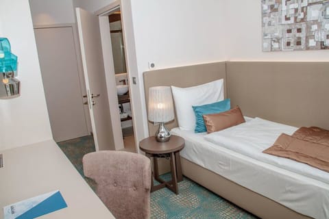 Single Room | Minibar, in-room safe, desk, blackout drapes